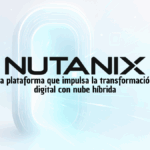 Ilustración futurista de un portal digital luminoso con flujos de datos en tonos blanco y cian, con servidores tradicionales difuminados a un lado y geometrías holográficas modernas al otro, simbolizando la transformación digital.